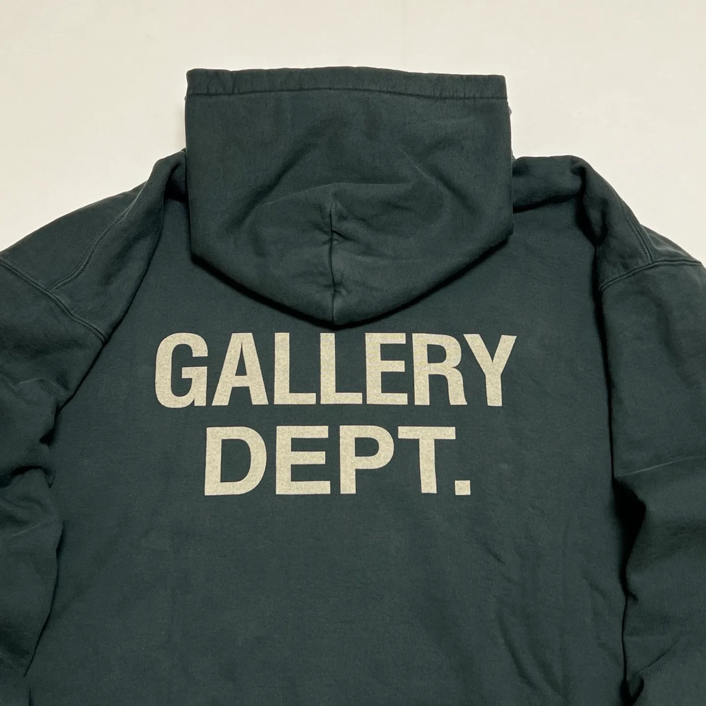 GALLERY DEPT. 90'S GD LOGO HOODIE 90's retro destruction English hoodie blue and black S-XL ⚠️Note: The color of this style should be green and black, not black! Requires custom weaving and dyeing. 500g high weight sweatshirt fabric. Fleece treatment on the inside. Overall wide and comfortable. Loose fit. Trendy and fashionable. Consistent with the original. Discharge printing process. Consistent with the original hang tag. Hanging grain with G LOGO.